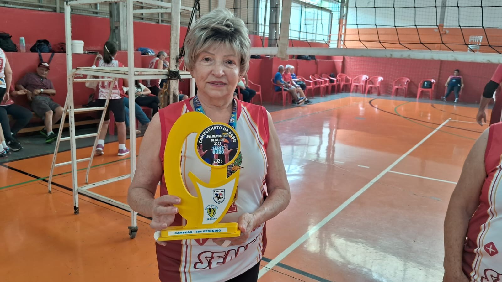 ATLETA LUIZA COM TROFEU CAMPEA